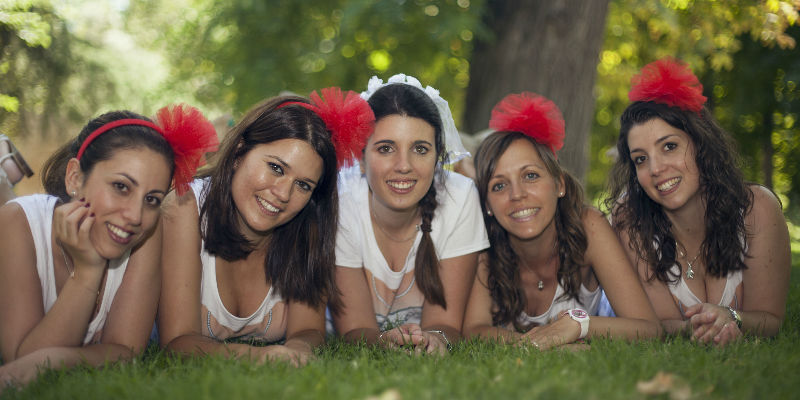 Chicas en Madrid posando en un book en despedida