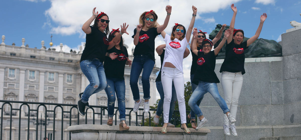 Chicas saltando en la plaza de Oriente en una despedida en Madrid
