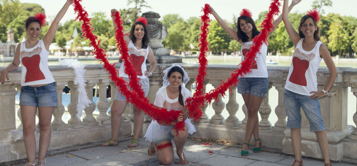 Chicas sujentando unas girnaldas en una despedida por en Madrid