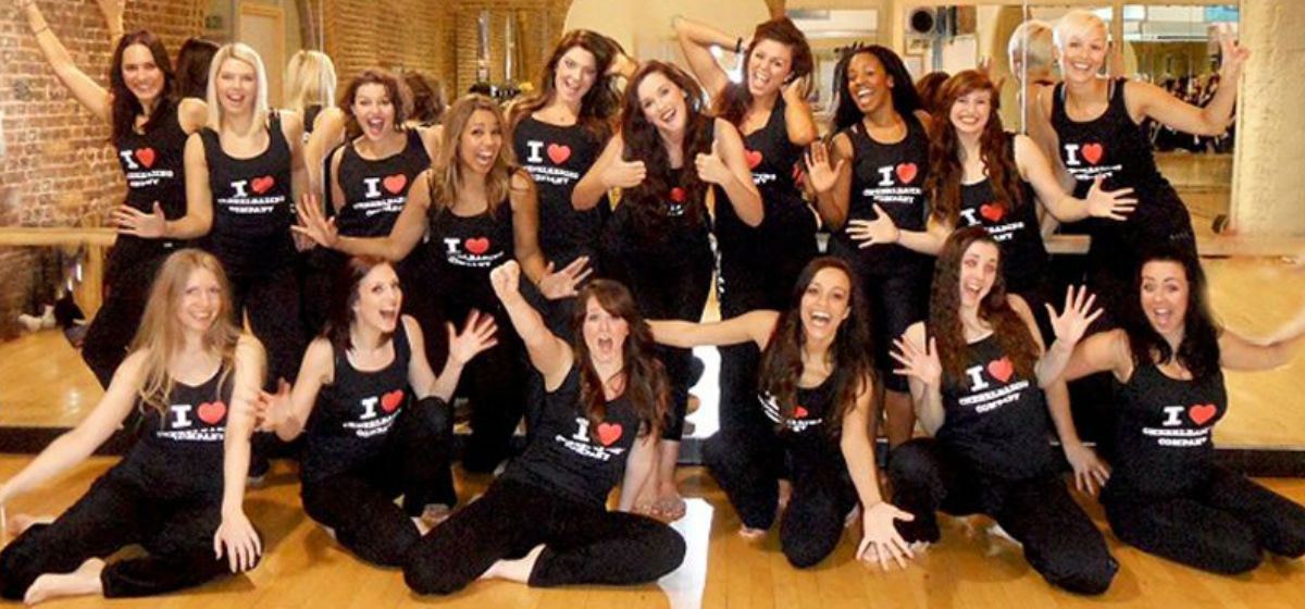 Chicas posando para una foto con camisetas negras en una clase para despedidas
