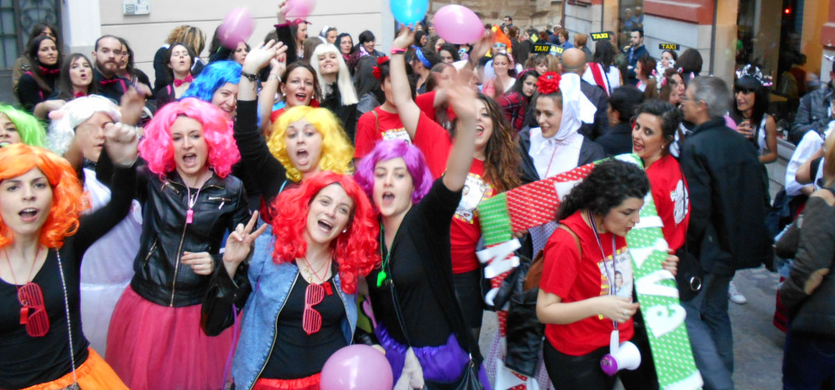Chicas disfrazadas con pelucas en una Gymkana en Madrid