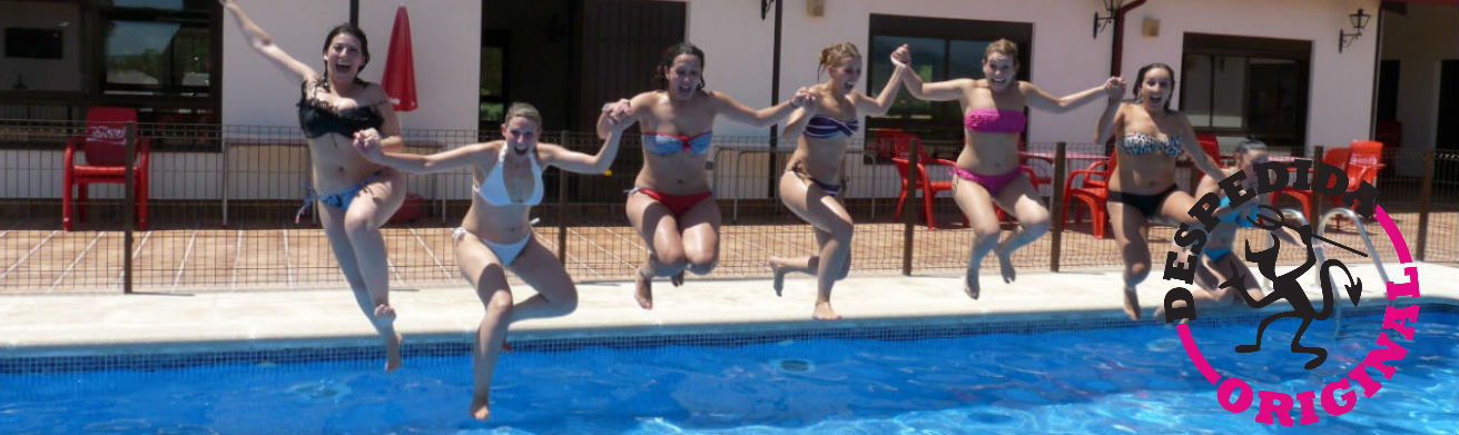 Foto de chicas saltando a la piscina en despedida