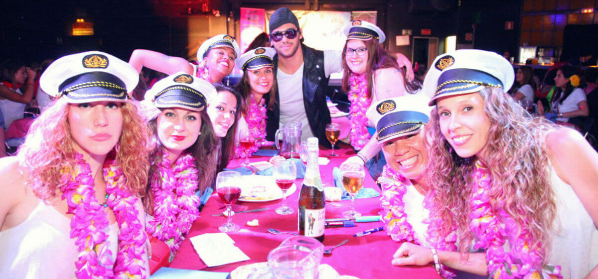 Amigas disfrazadas de marineras en una despedida en el restaurante para solteras de Madrid