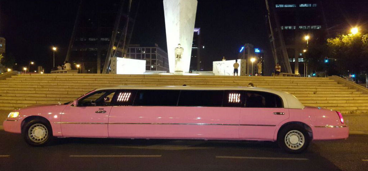 Limusina rosa dentro de una despedida de solteras en Madrid