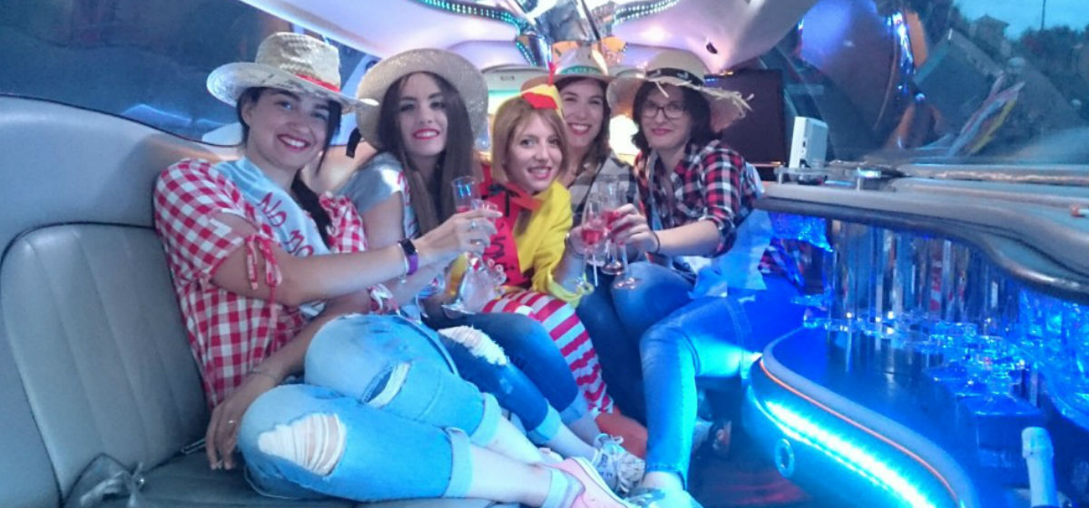 Grupo de amigas posando en limusina lincoln en su despedida en Madrid