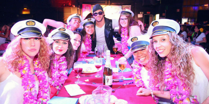 Chicas disfrazadas de marineras en el restaurante en una despedida
