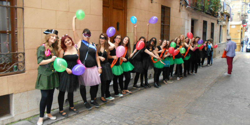 Chicas disfrazadas de en una despedida en Madrid