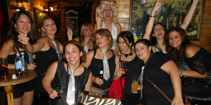 Chicas en en el restaurante para solteras en Madrid