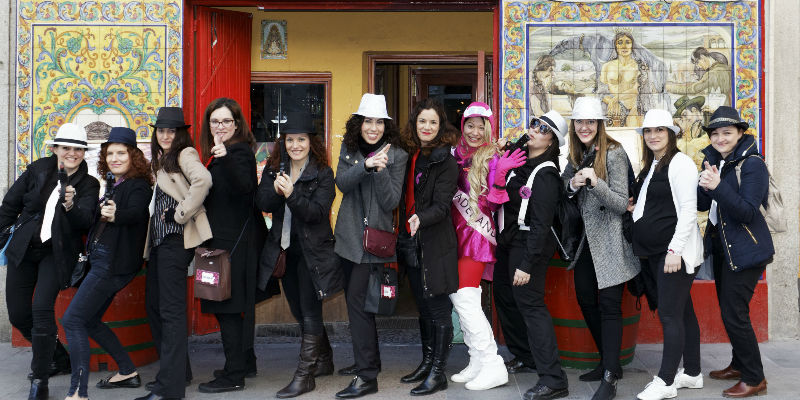 Chicas disfrutando un paseo en Limusina en una despedida en Madrid