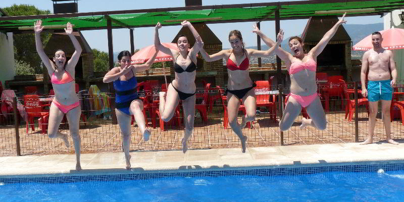 Chicas saltando a la piscina en su despedida en Madrid