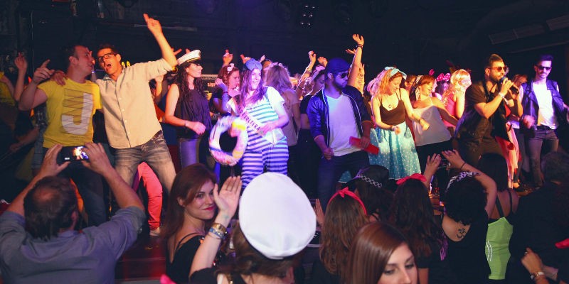 Grupo de personas bailando en el restaurante para solteras de Madrid