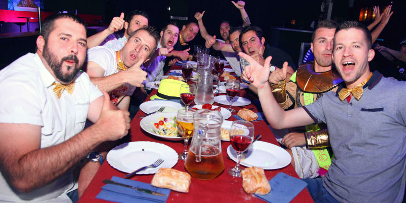 Chicos cenando en Aventura Fiesta en su despedida