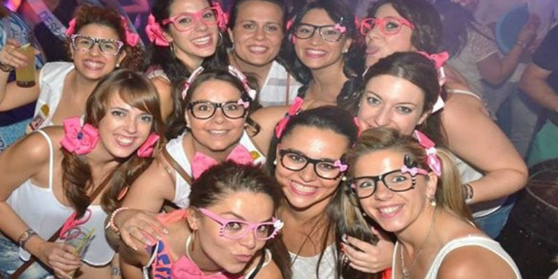 Chicas disfrazadas con gafas en una despedida de solteras