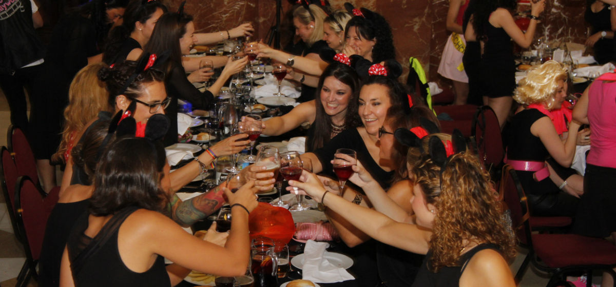 Chicas brindando en la fiesta de su despedida en restaurante