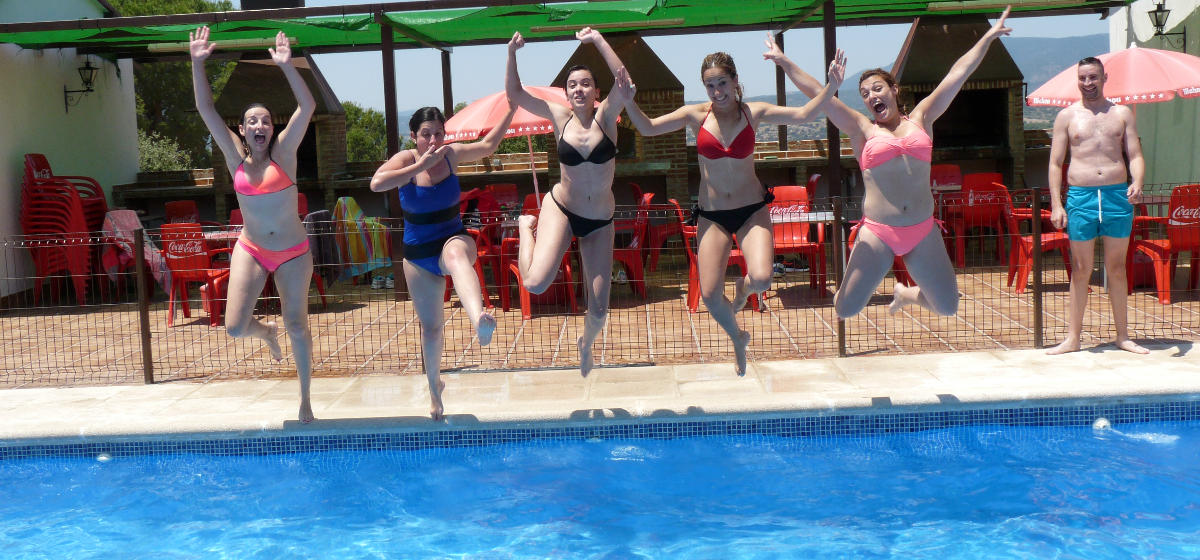 Chicas saltando a la piscina en su despedida