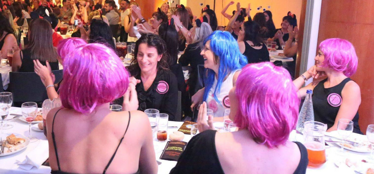 Grupo de chicas cenando en una despedida en un restaurante divertido