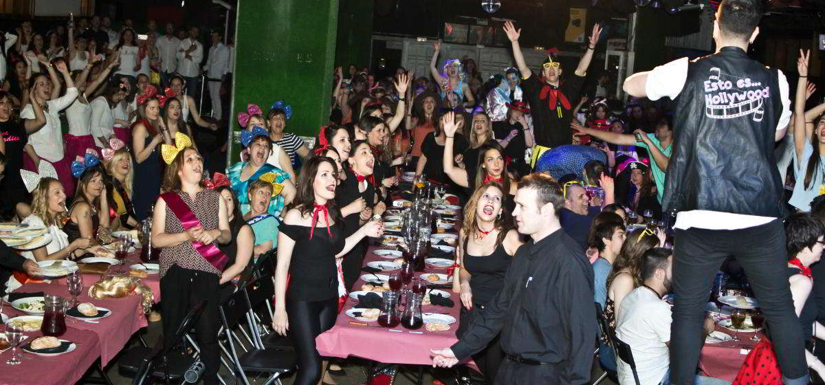 Amigas bailando en despedida del restaurante para solteras en Madrid