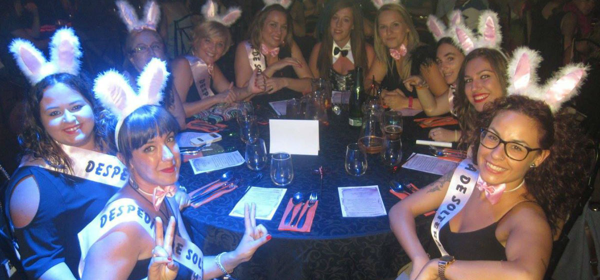 Grupo de amigas disfrazadas de conejitas de playboy en una despedida de soltera