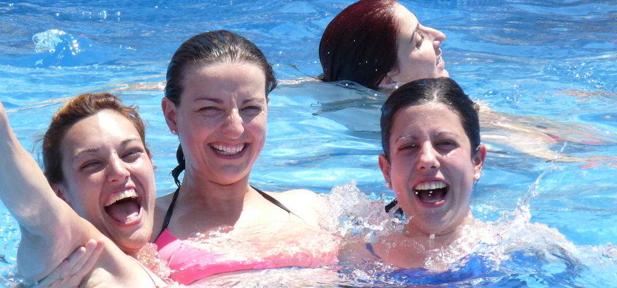 Chicas en la piscina de Aventura Fiesta en Toledo